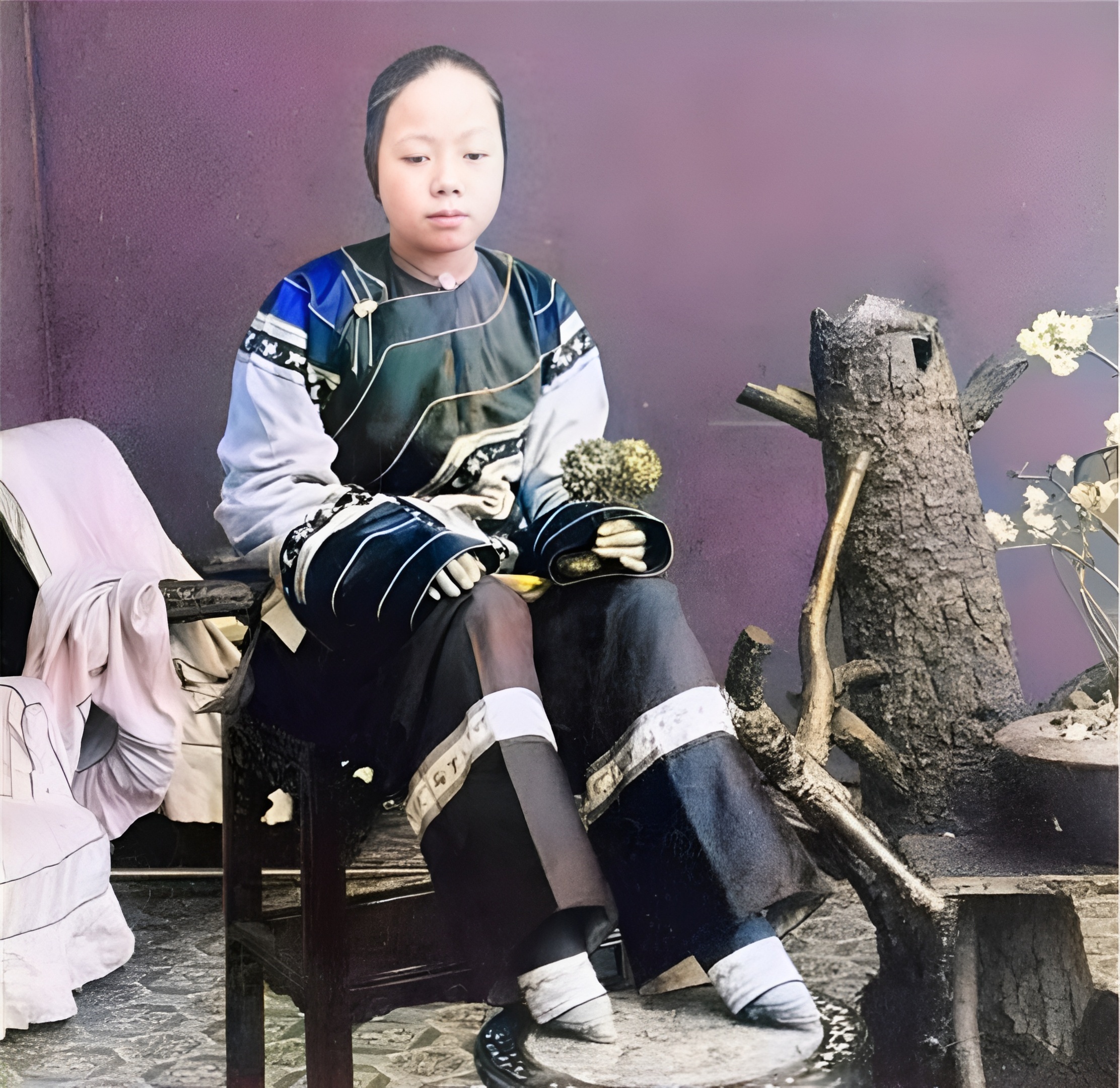 这位长相富态贵气,身材丰满圆润的女子给人一种极其喜庆的感觉