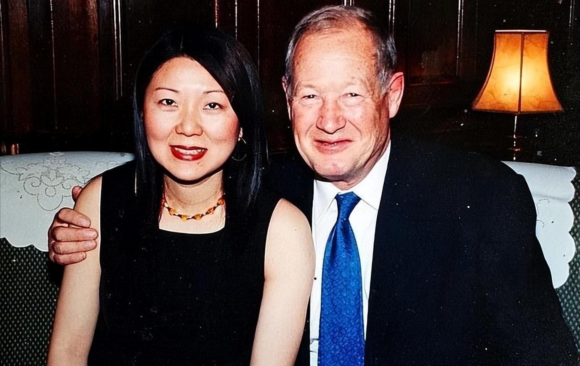 2006年,英国68岁富豪兰斯娶33岁送餐员周颖为妻,遭到了3个子女的强烈