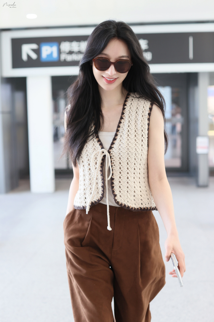 张俪机场街拍,这穿搭真的好有品味太美了!#春季变美计划