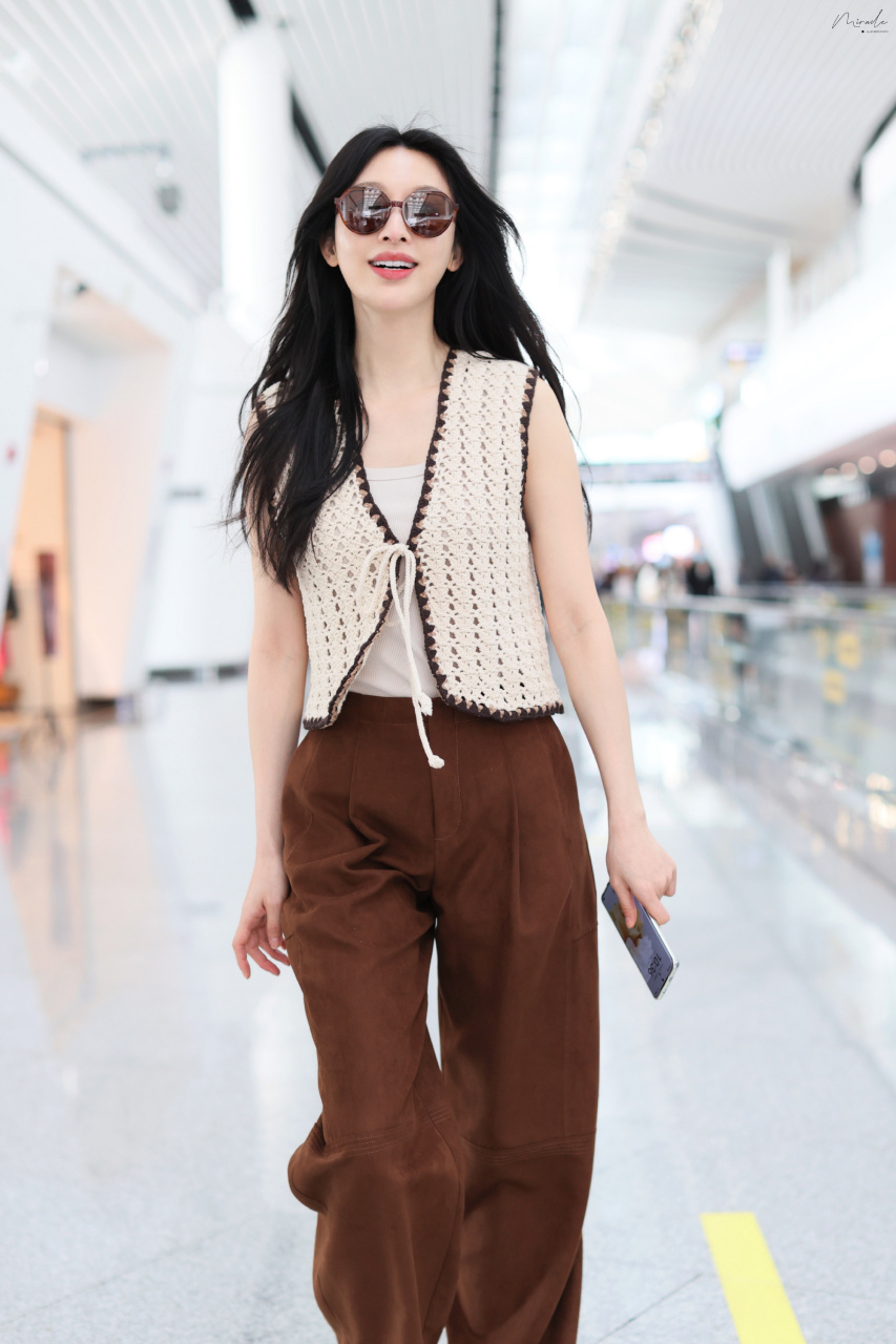 张俪机场街拍,这穿搭真的好有品味太美了!#春季变美计划