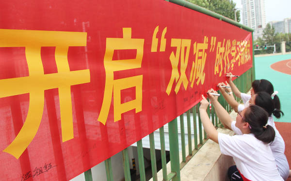 第一批,即直接打击的是教培行业工作者.所谓"百万漕工衣食所系"