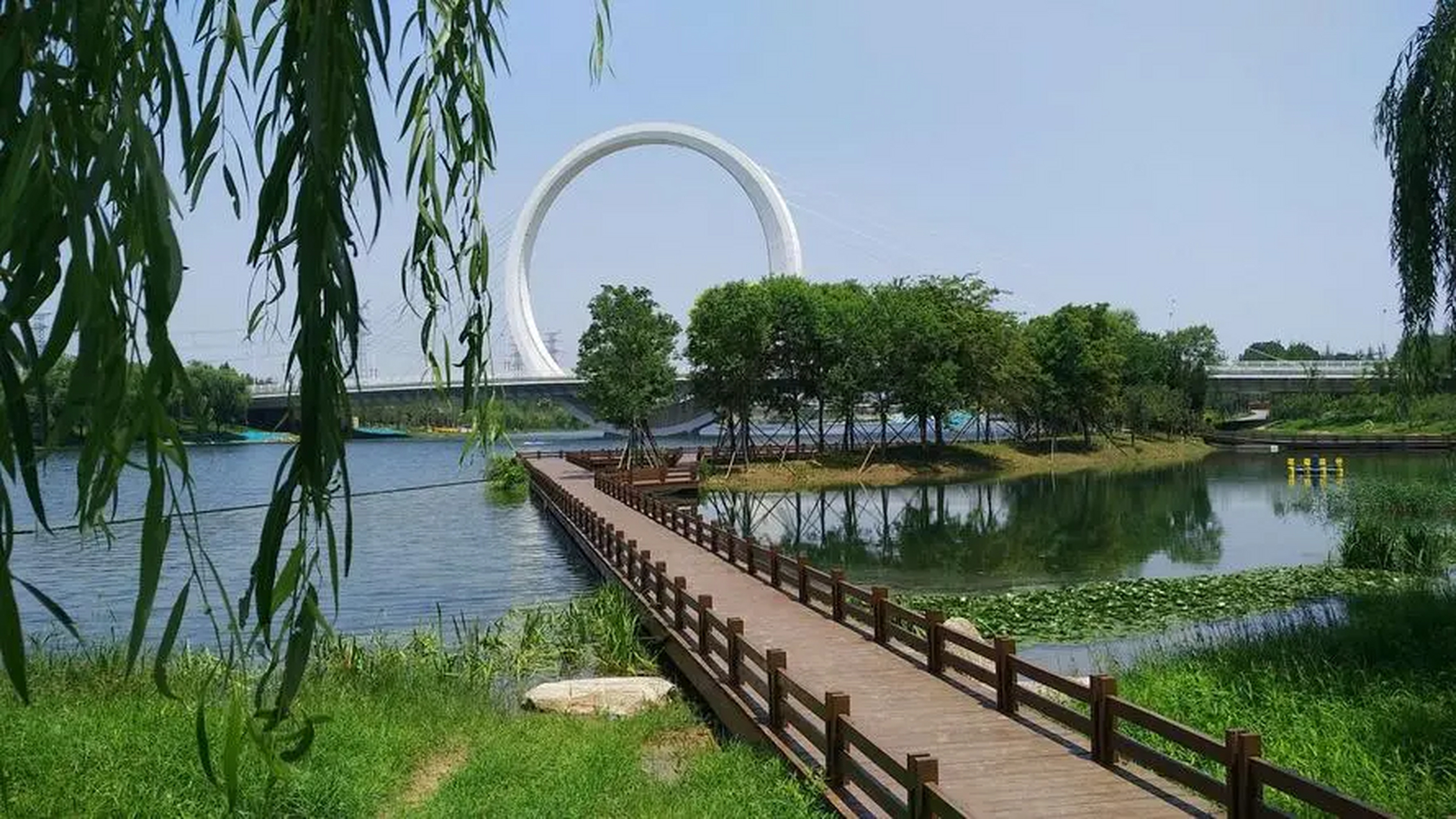 周末去哪儿玩# 在我看来,郑州蝶湖公园的灵魂,无疑便是那深具古典