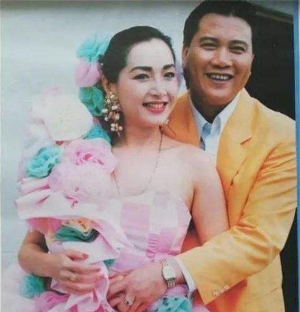 [微风]1984年,26岁的"苗翠花"恬妞满心期待地嫁给了印尼富豪叶聪豪.