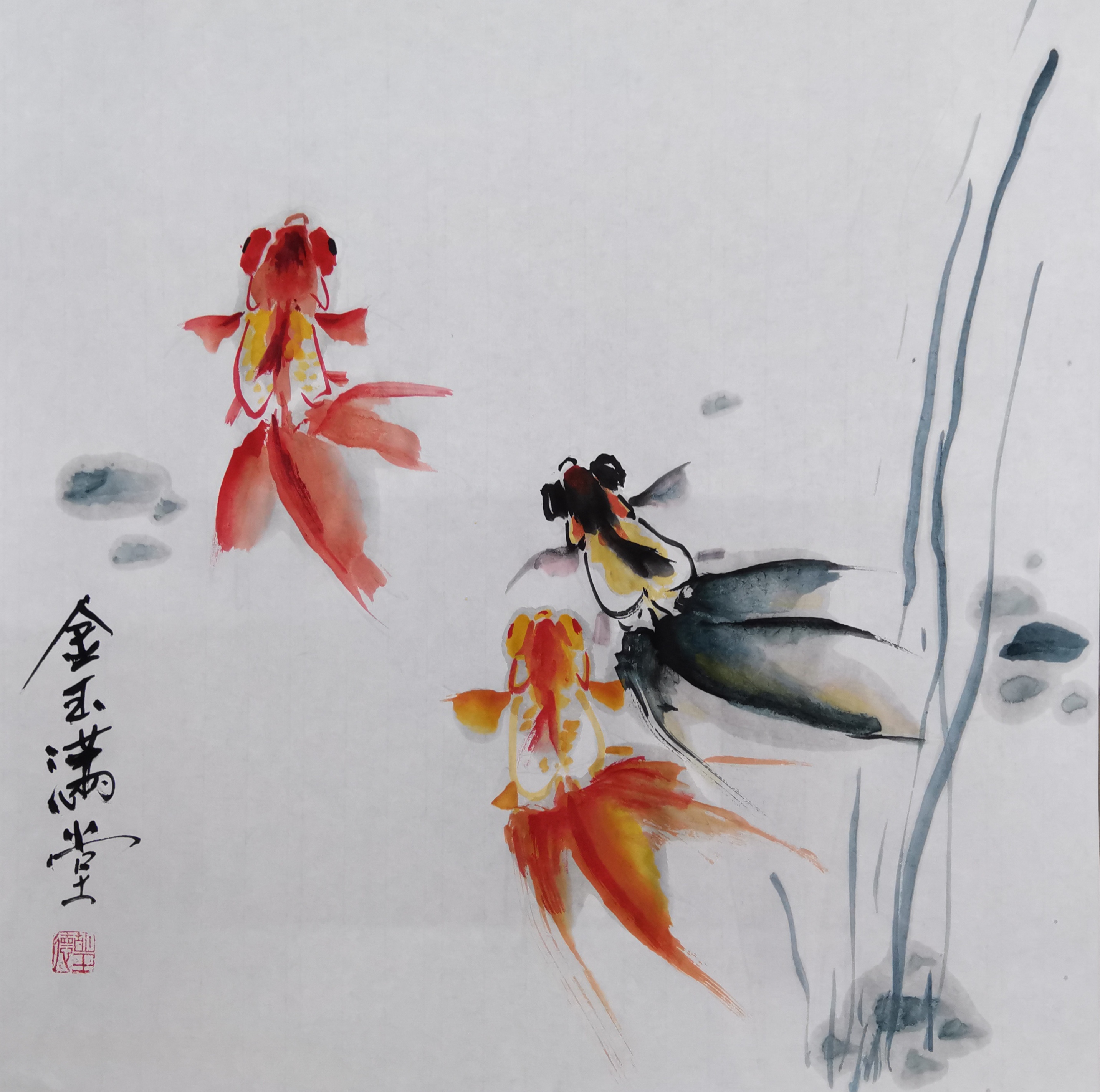 金鱼国画展现其圆润身形,艳丽色彩及与背景的和谐之美,画家运用精湛