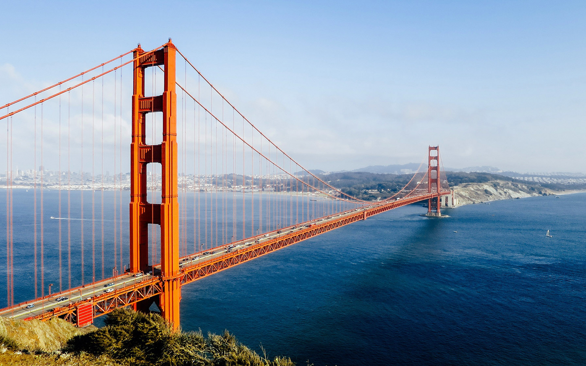 金门大桥:雄跨碧波的壮丽之门  金门大桥是美国旧金山最著名悬索桥,它