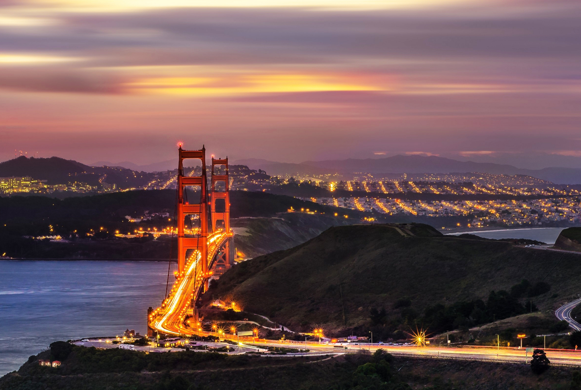 金门大桥:雄跨碧波的壮丽之门  金门大桥是美国旧金山最著名悬索桥,它