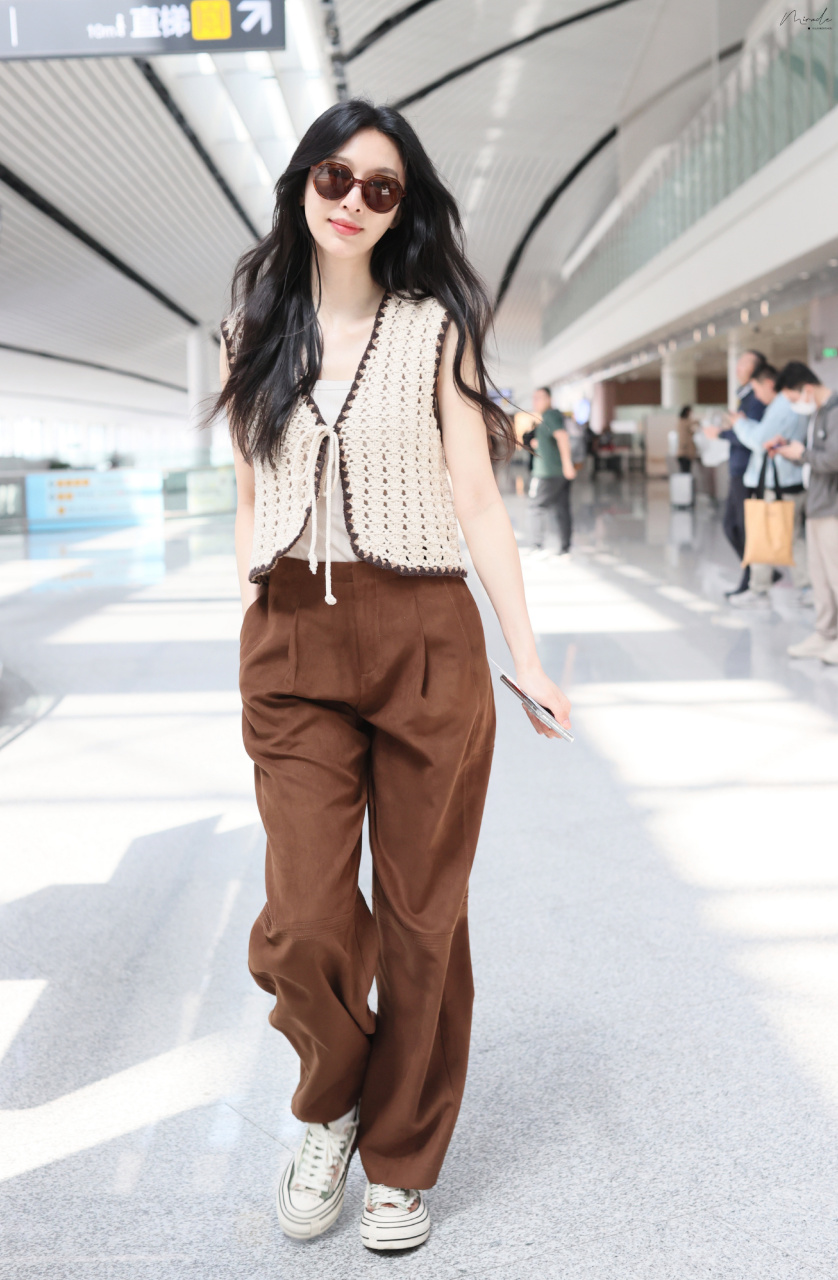 张俪机场街拍,这穿搭真的好有品味太美了!#春季变美计划