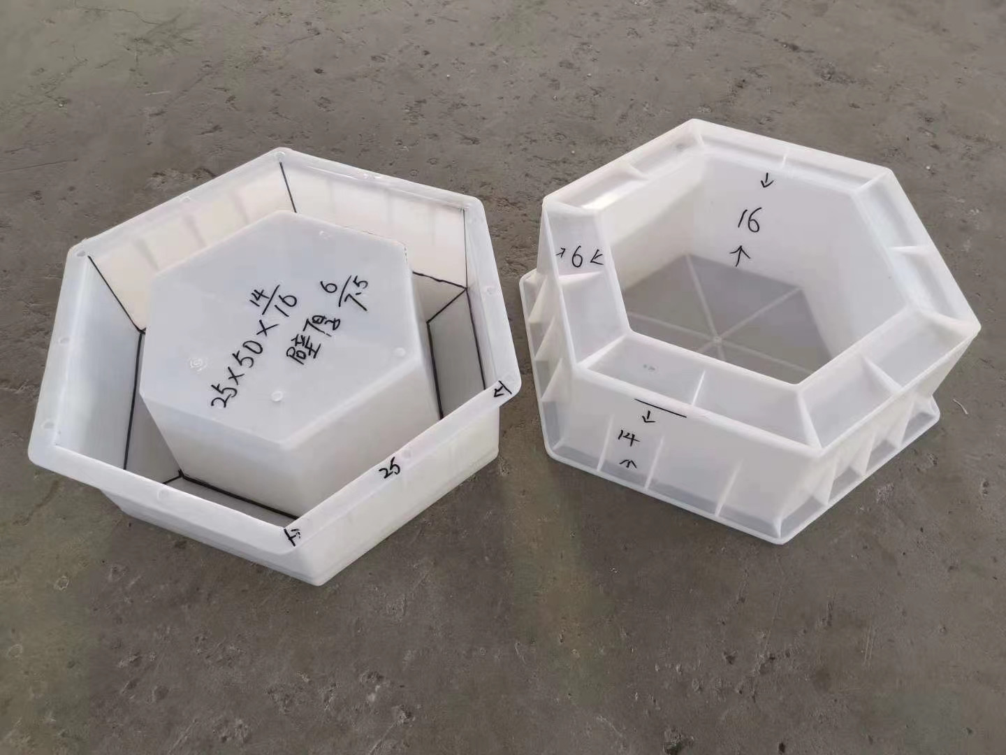 六角护坡模具是用于制作混凝土六角形块体的塑料模具,通常采用高强度