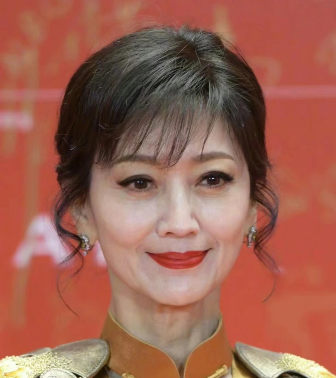 这才是70岁赵雅芝的真实状态,但还是比普通人好太多,保养的真好,也没