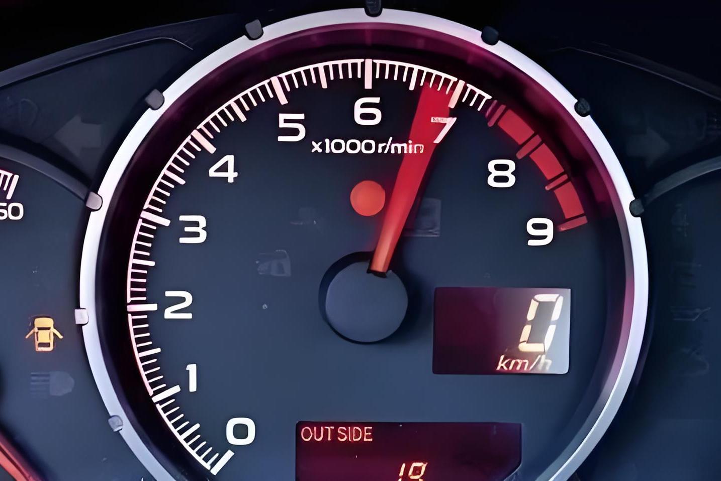 转速表可直观了解发动机状态,避免长时间高转速,确保行车安全