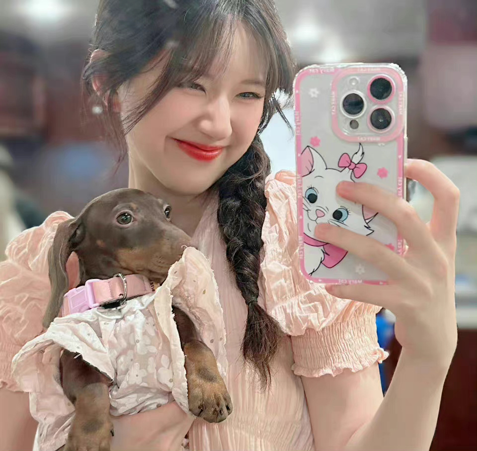 赵露思与狗狗的"八秒奇遇"