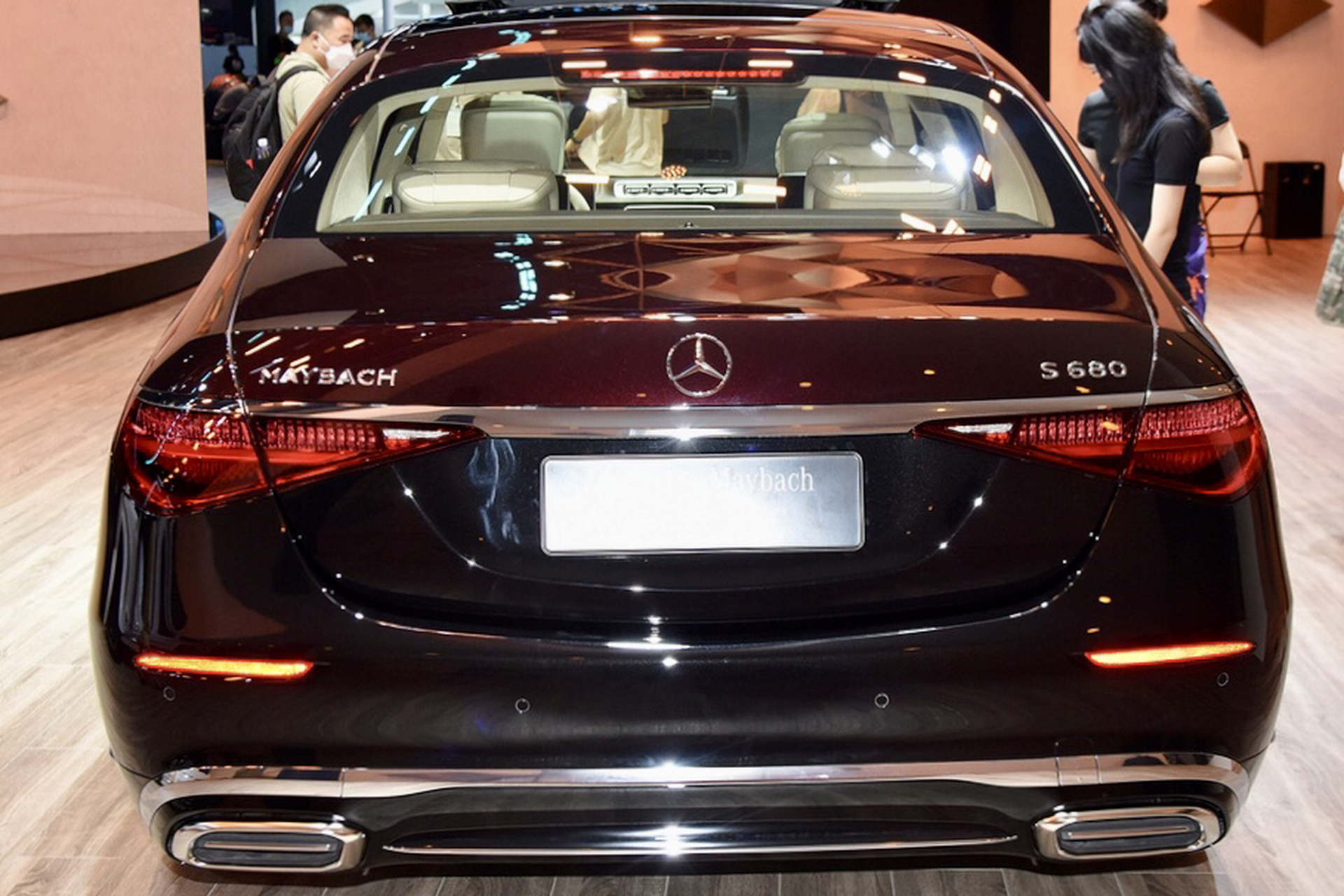 奔驰迈巴赫,酒红色搭配香槟金,优雅高贵!