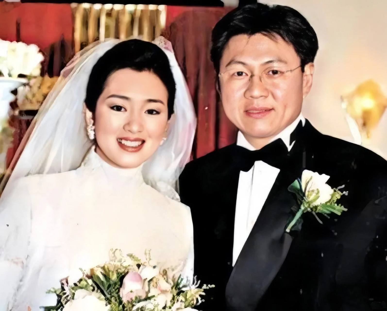 巩俐和第一任丈夫黄和祥的婚礼.黄和祥是英美烟草公司亚太区总裁.