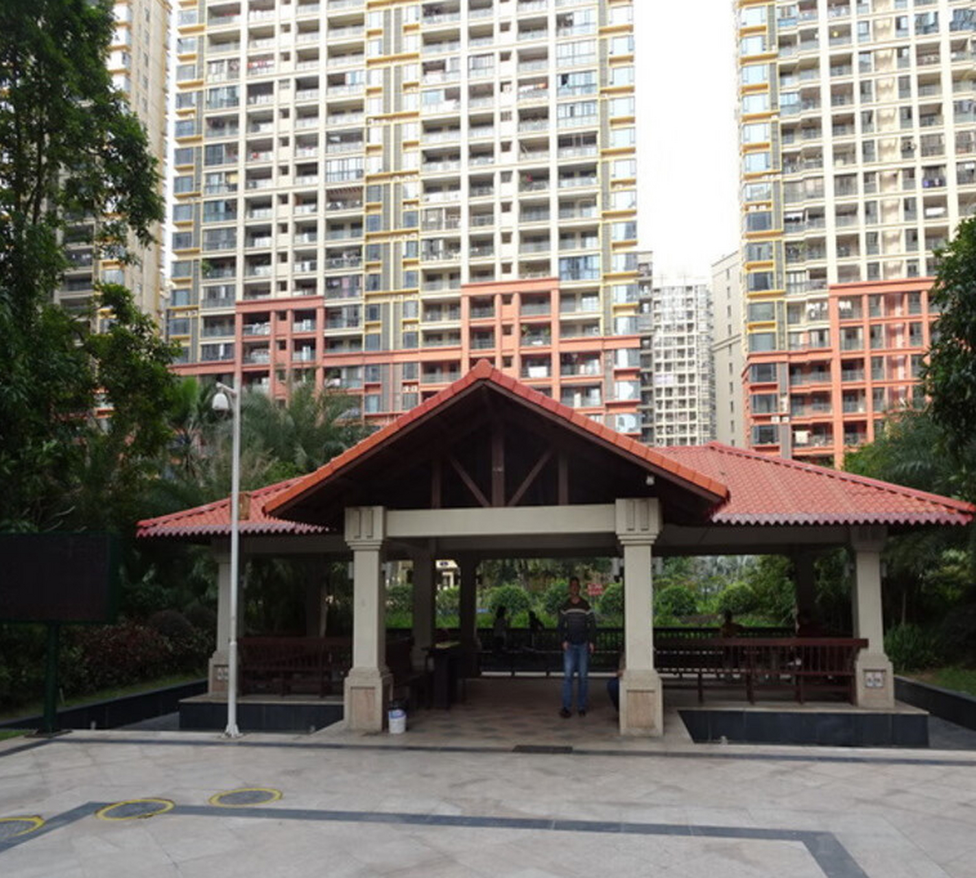 天利中央花园具有优越的地理位置和规划,曾经历销售波动,但现在大户型