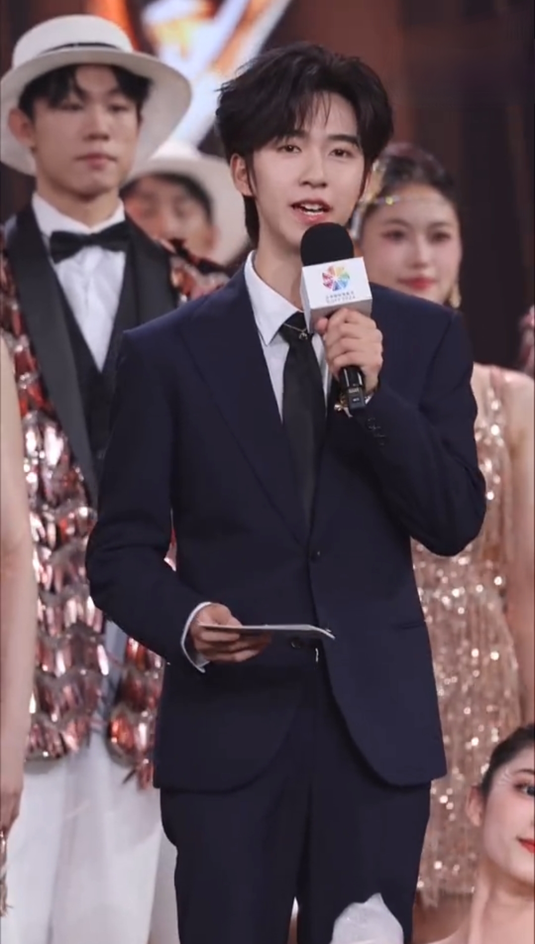 贺峻霖主持生图 贺儿这生图状态太好了没有美颜和滤镜看着更帅气