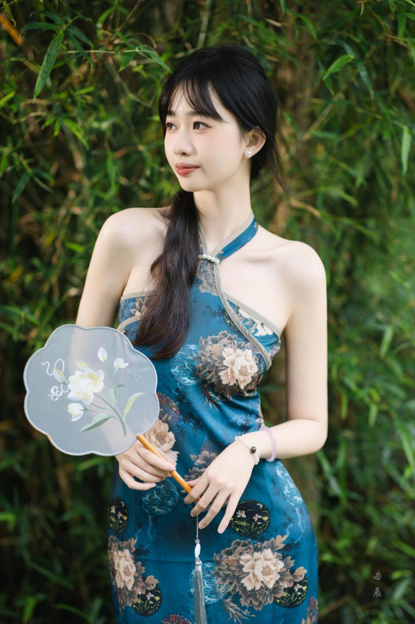 旗袍裙摇曳生姿,孔雀蓝绽放典雅之美.