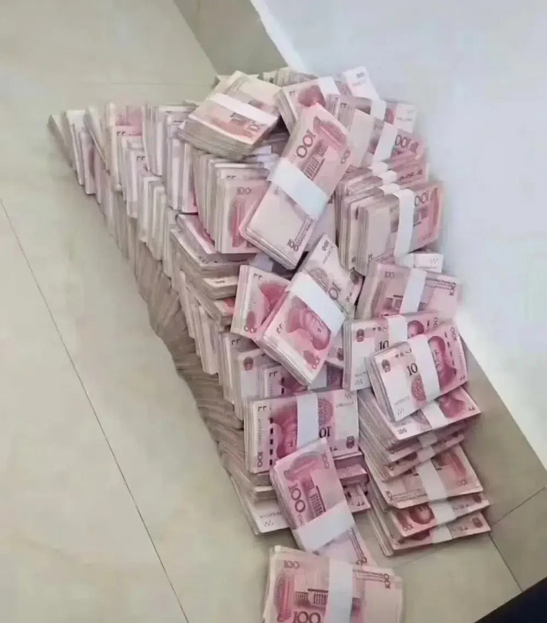 我问他为什么这么多钱放在这里,他立刻跑了过来解释说,这是他们年底收