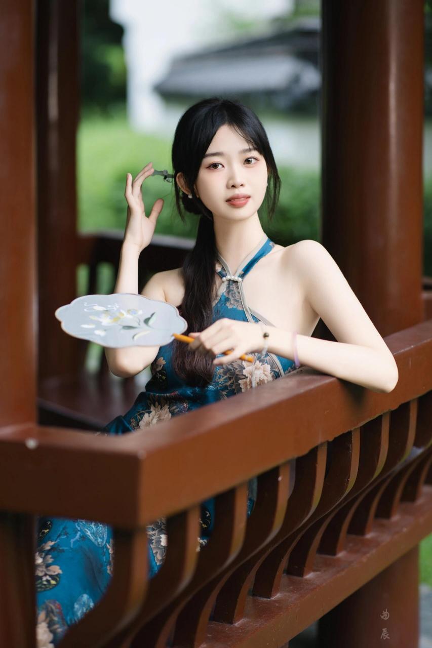 旗袍裙摇曳生姿,孔雀蓝绽放典雅之美.