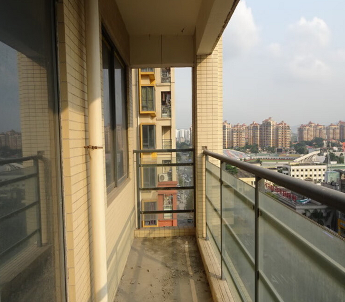 天利中央花园具有优越的地理位置和规划,曾经历销售波动,但现在大户型