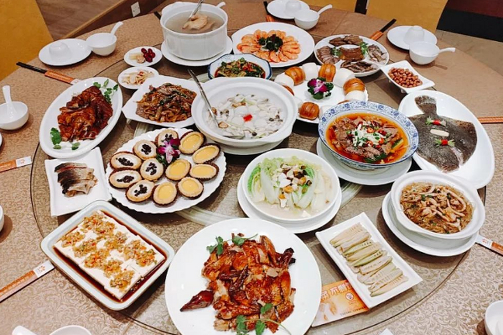 广东深圳,一老同学餐馆开业请客,每桌16道菜,2瓶酒,我带一家老小6人去