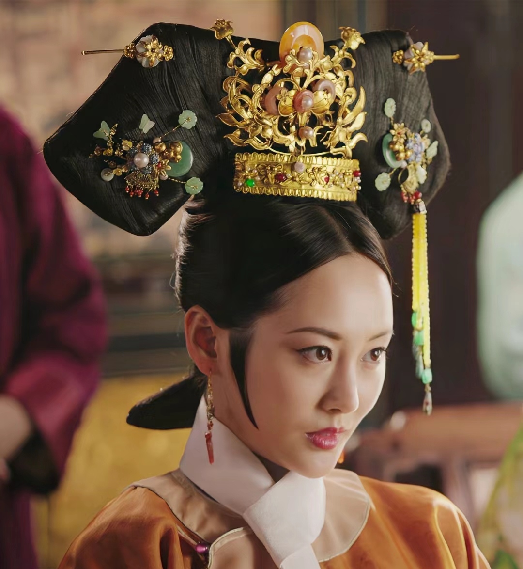 卫嬿婉从来不跟皇帝置气,而且她长得好看还能歌善舞,不会的东西她就去