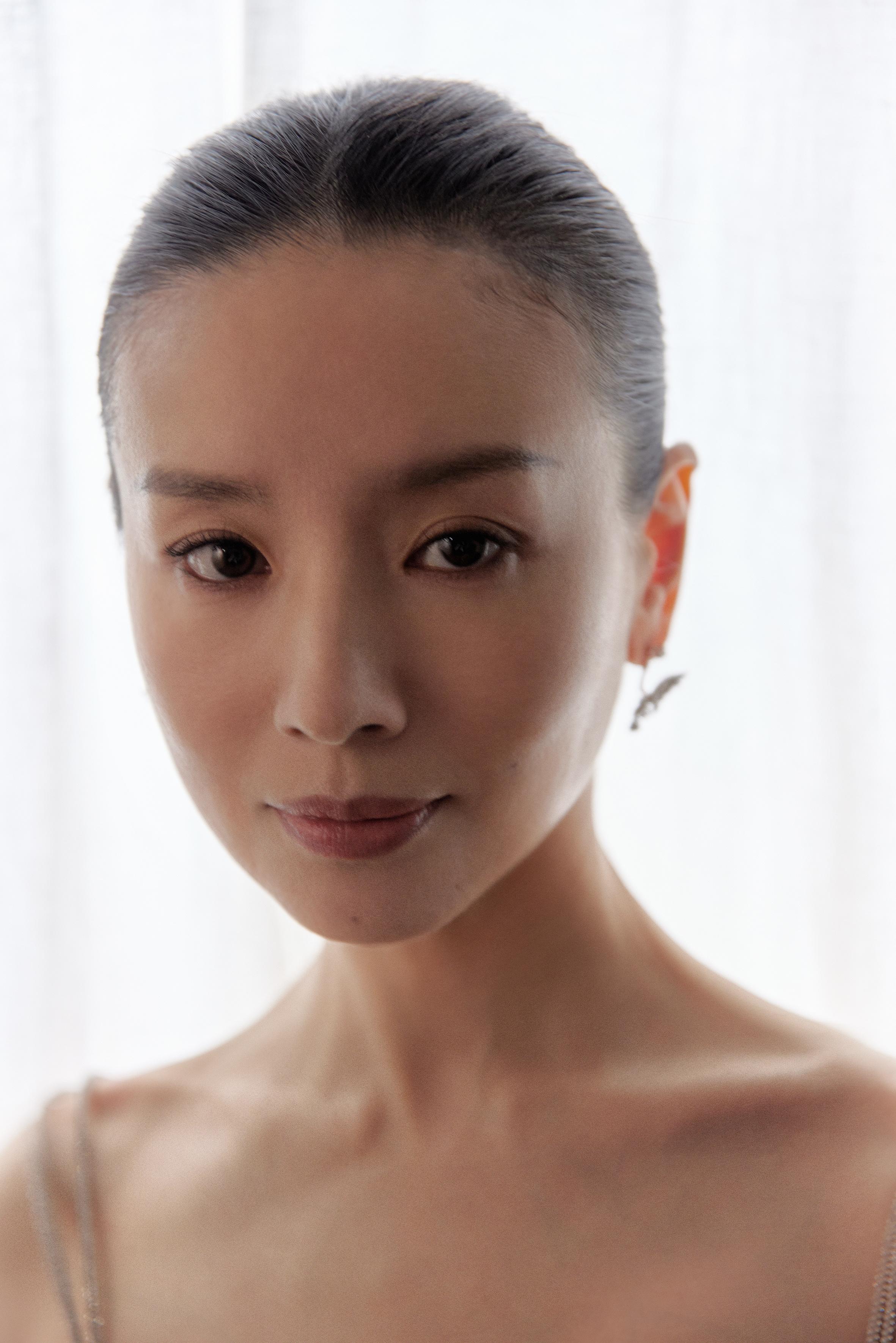 董洁沪上春日风情:阳光下的优雅女神
