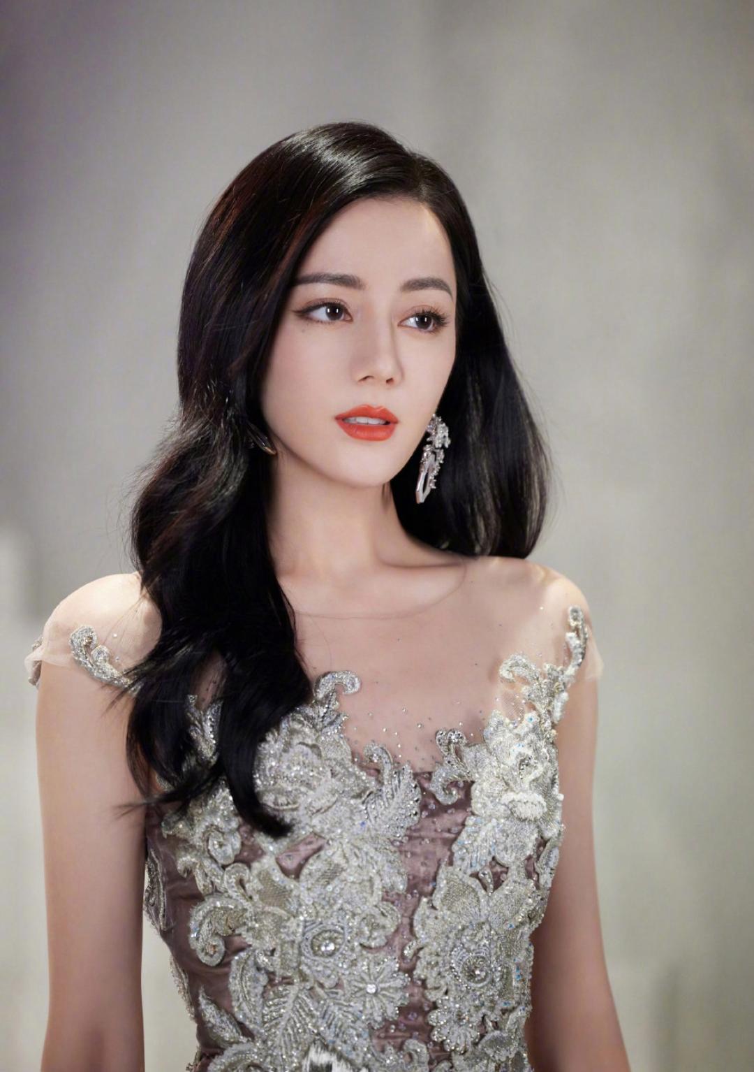 迪丽热巴的美,性感,狐媚,美丽,可爱!基本都占到了,这种谁不爱呢!