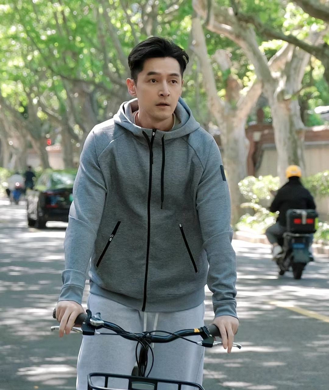 胡歌无论到了什么样的年纪他都给人一种很青春和阳光的感觉而且他也