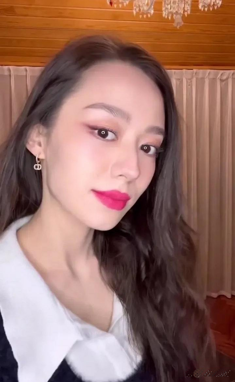 卸妆后的吉娜 vs 化妆后的吉娜