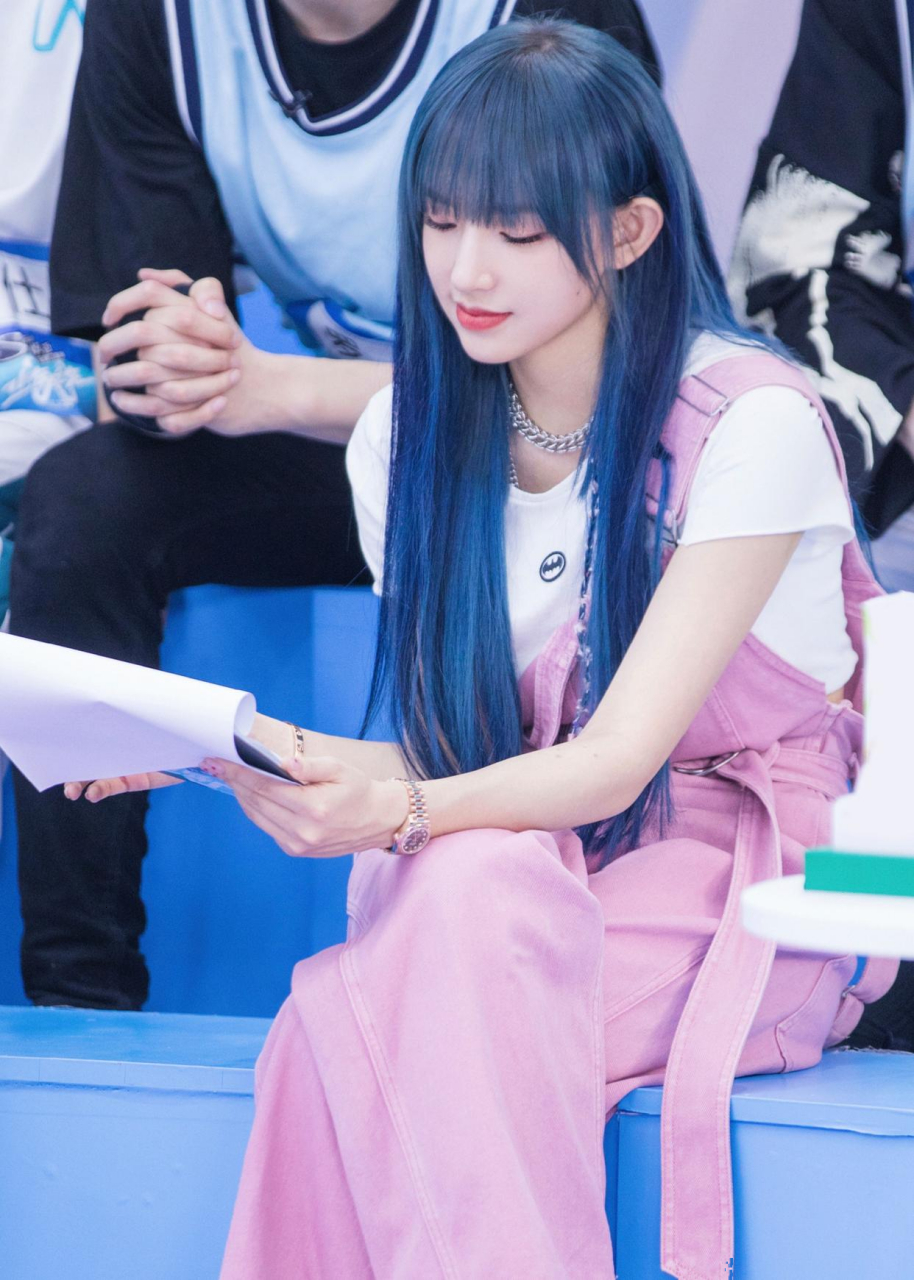 蓝发的程潇好冷艳