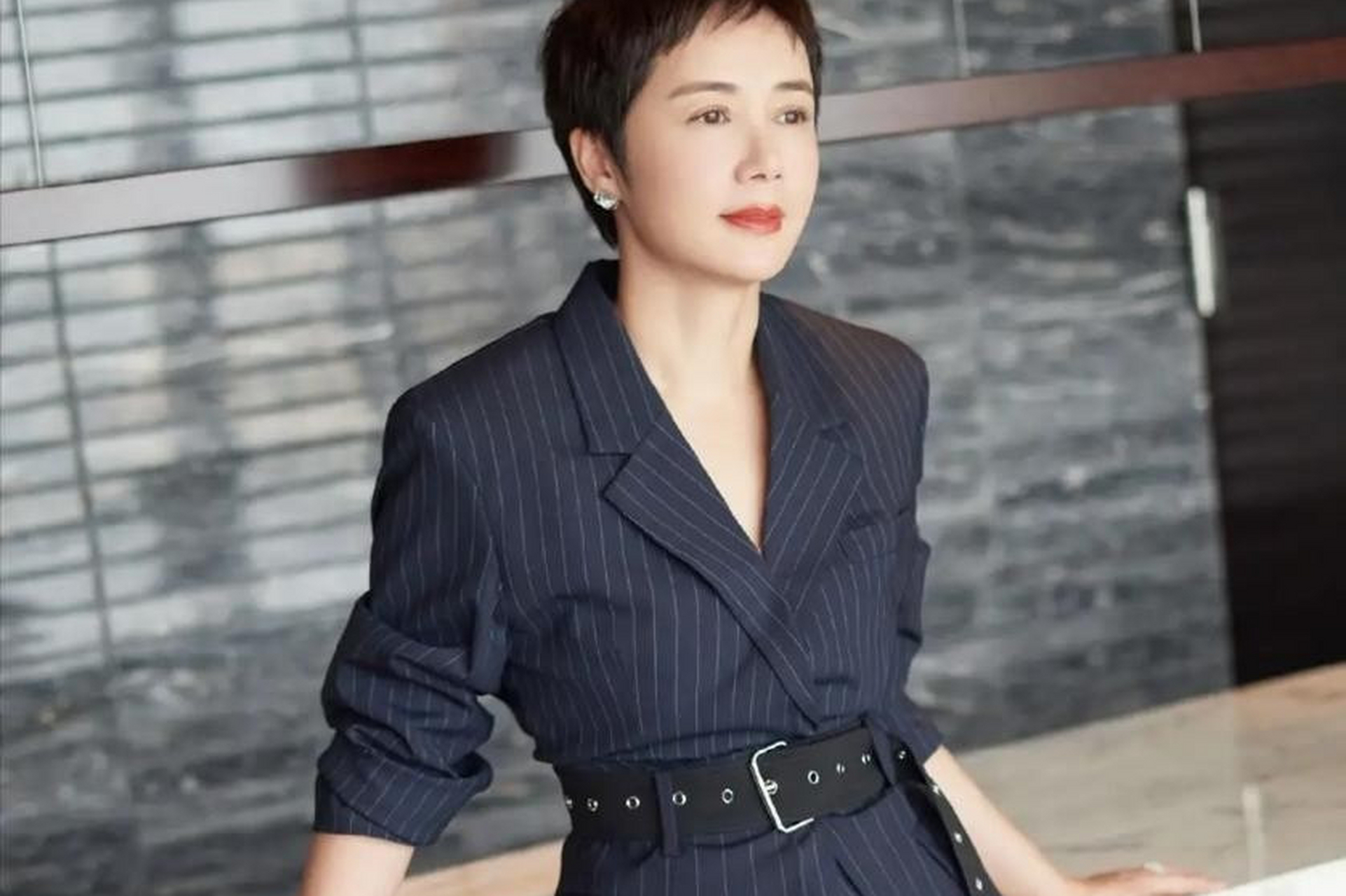 快来一起感受她的风采吧![原文:蒋雯丽剪了超短发,换了穿.