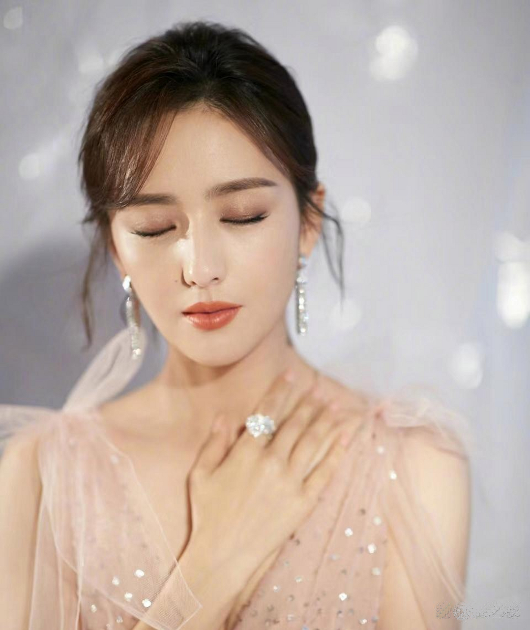 佟丽娅的长相,是越怼脸越美,而且我好喜欢她的梨涡和虎牙