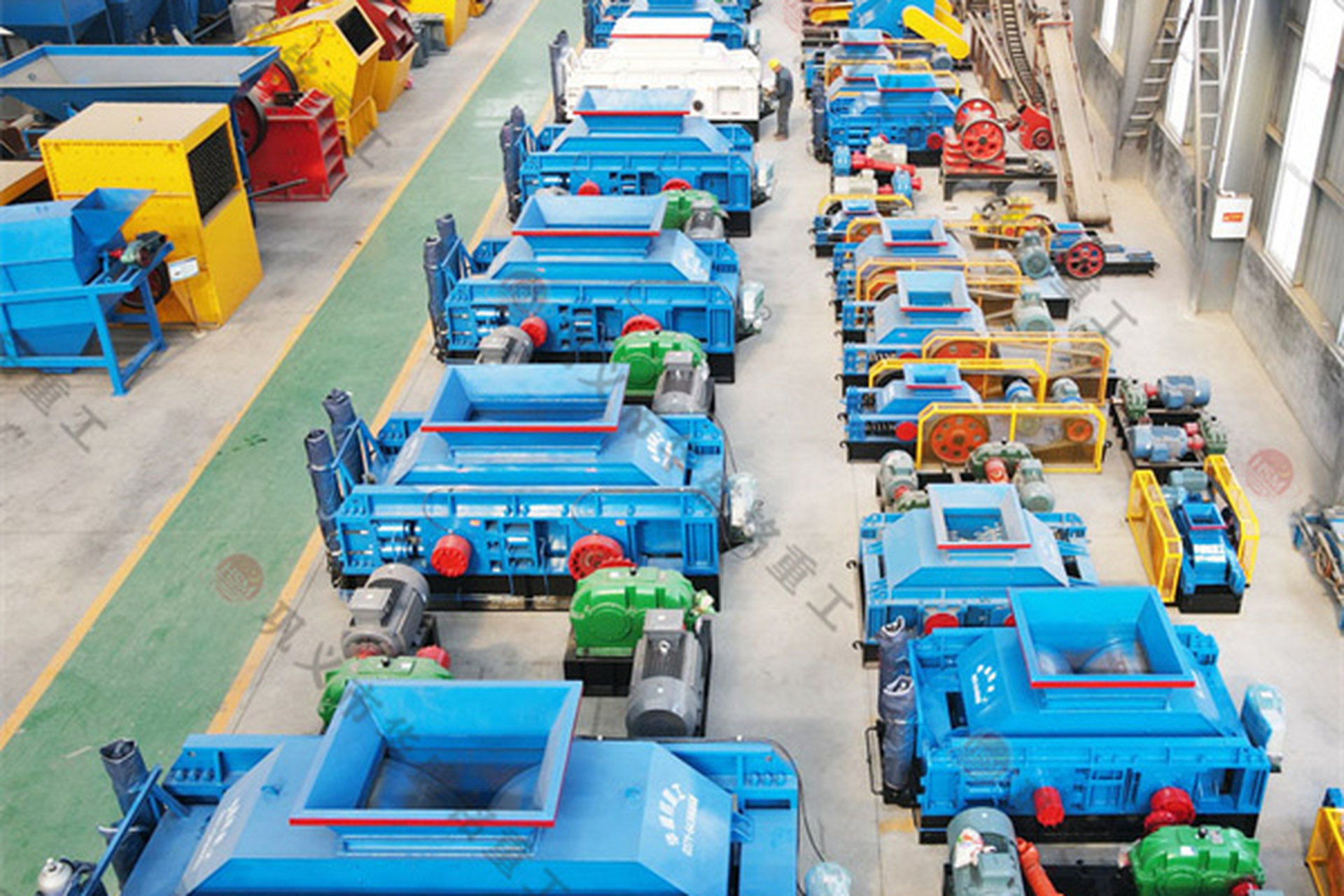 大型矿石对辊破碎机是专为大型矿山设计的高效破碎设备,具有强大处理