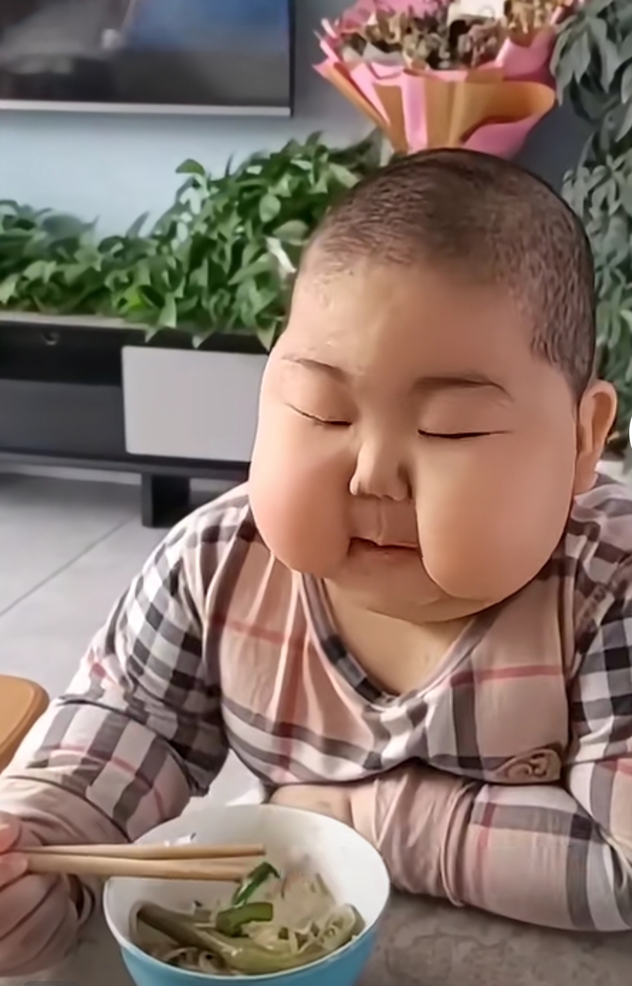 都要吃上几大碗,先不说这个体重和年龄是否相符,他那圆润可爱的小脸蛋