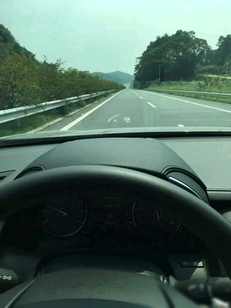 高速公路上,老司机们偏爱开100公里每小时,这是有原因的.