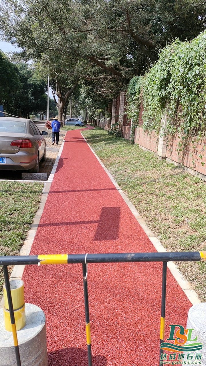 罩面漆是保护透水混凝土的重要材料,使用前需设置交通禁制并清扫路面