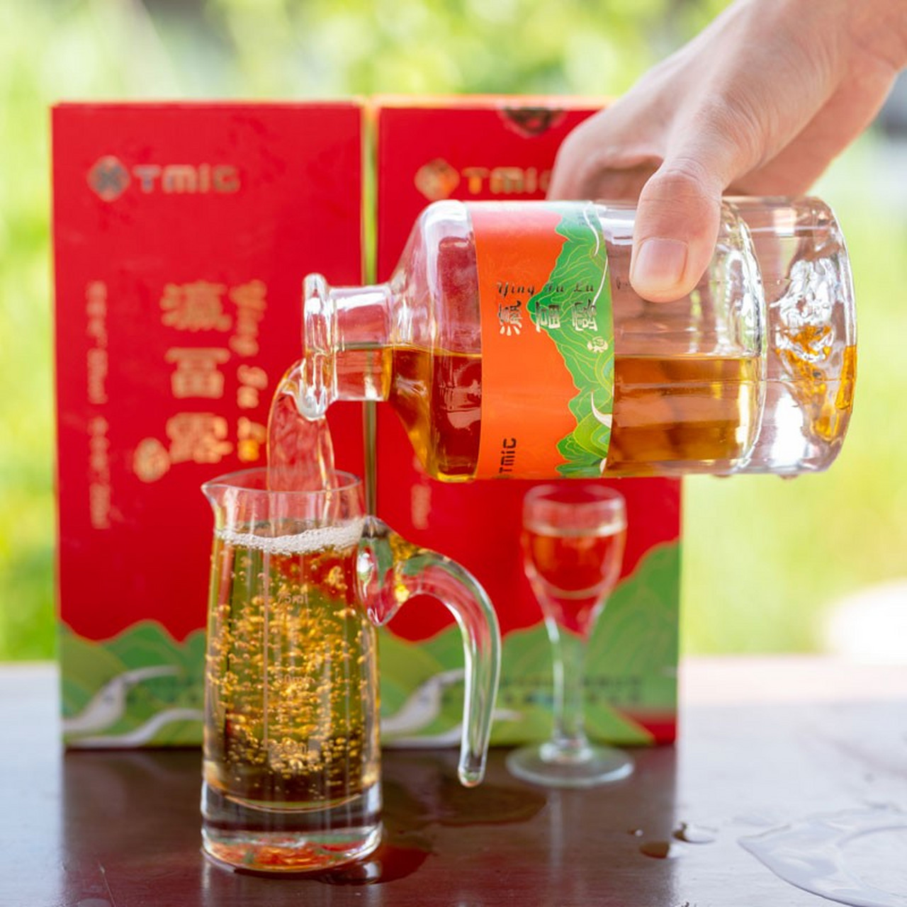 其清爽口感和淡淡药香象征新生与希望,品味瀛畐露酒,感受生命真谛与