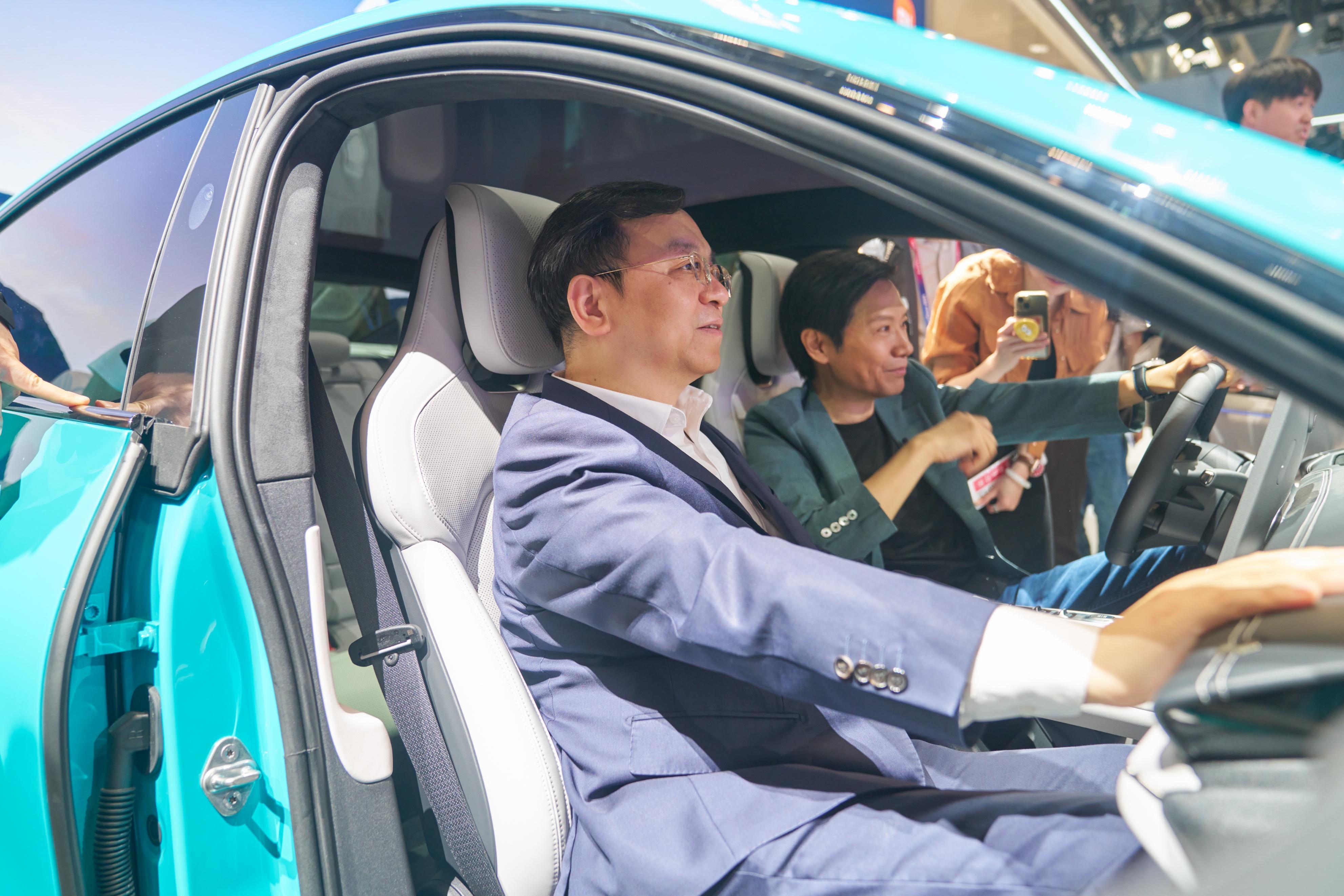 国内新能源车企老板纷纷亮相,雷军参观比亚迪展台并对豹5赞不绝口