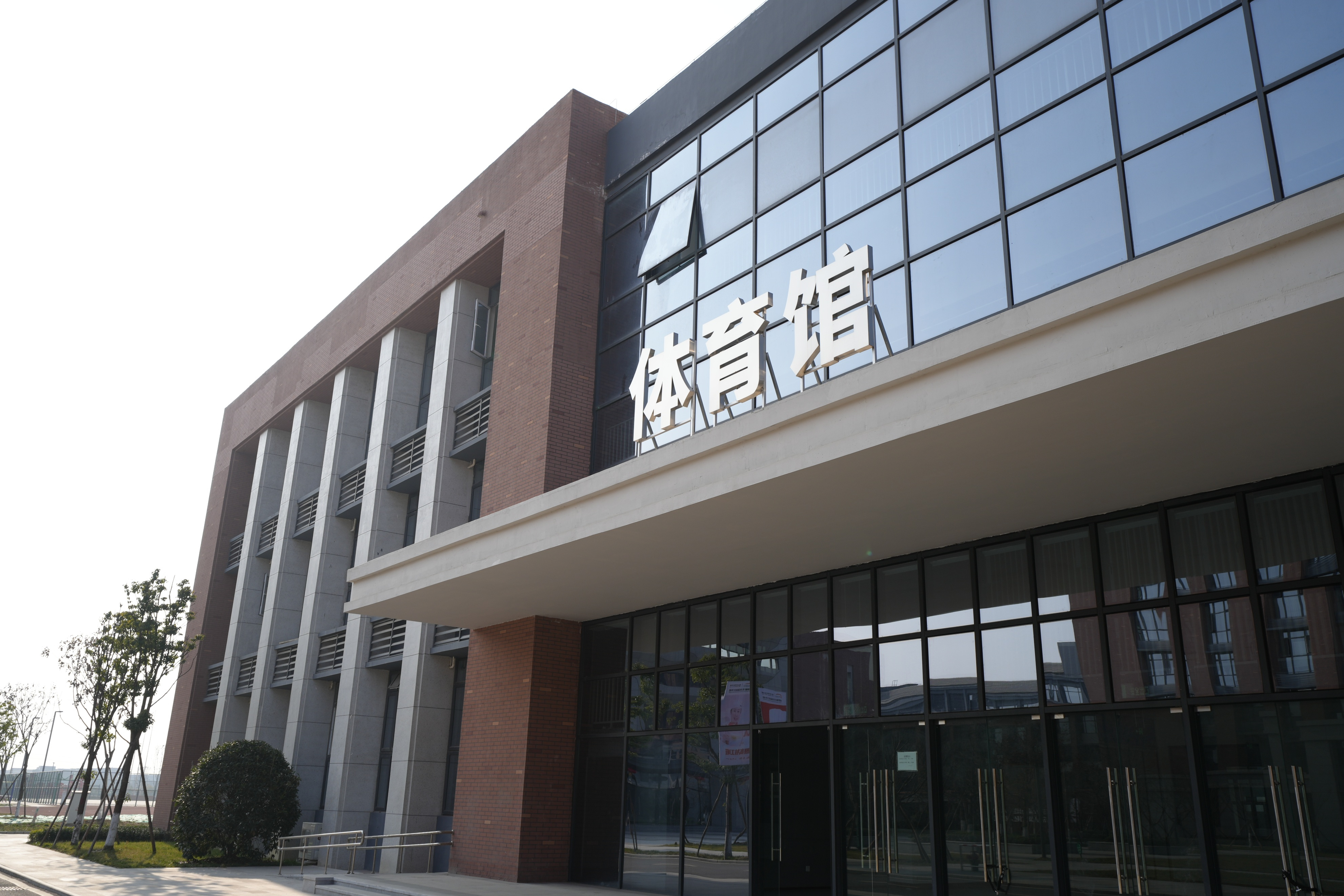 需考虑自身兴趣,能力和市场需求,参考专家建议,确保所选籽镏 技师学院