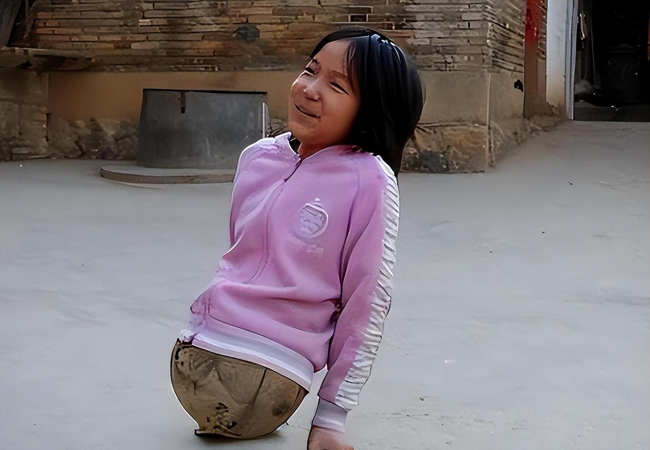 女孩的名叫钱红艳,云南曲靖陆良县人,1996年生于一个普通的家庭,在小