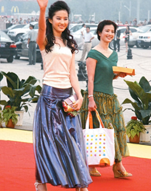 大卫(柯志凌饰)情深义重,私企毛衣店的老板,王