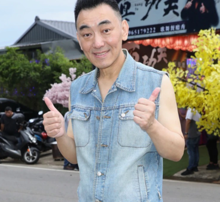 四大护卫除了张龙和马汉外,还有赵虎(邵长森饰)和王朝(高念国饰),自