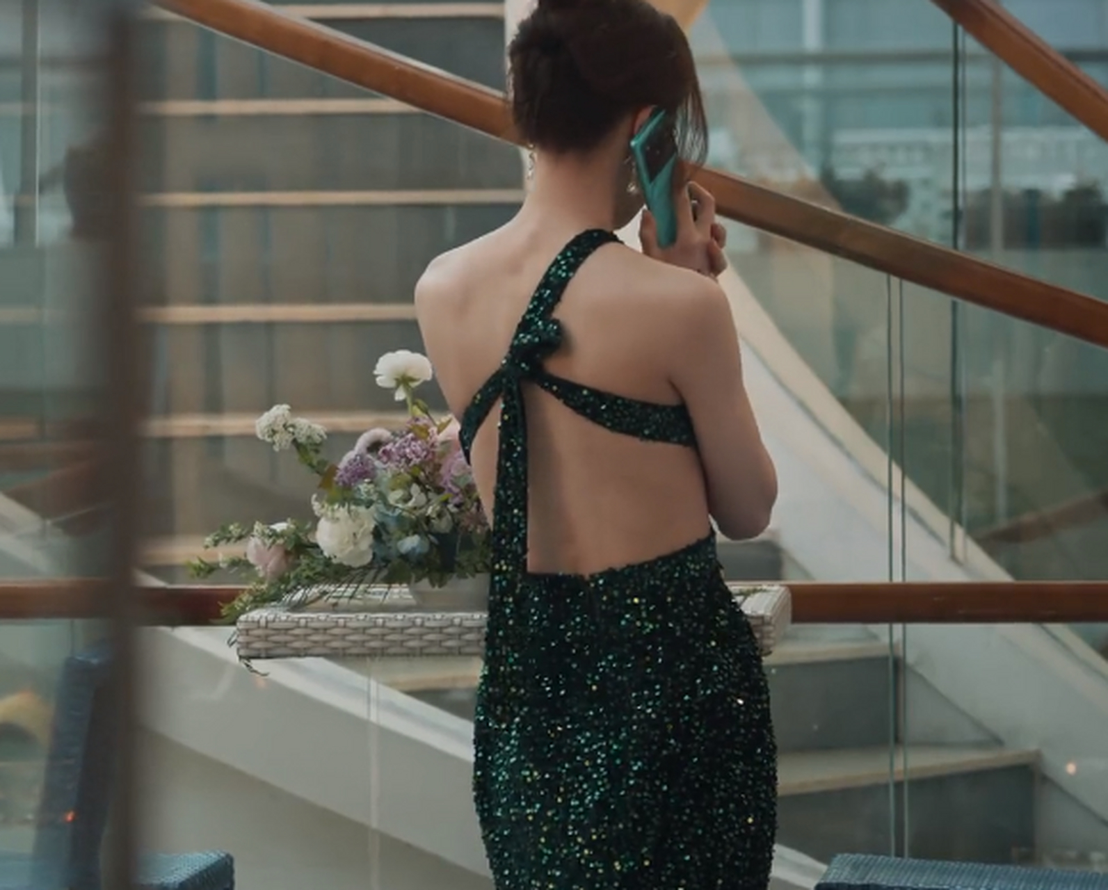 周琳被谢致远带到上海,通过扮演李莹的角色游走于苏见仁和赵辉之间.