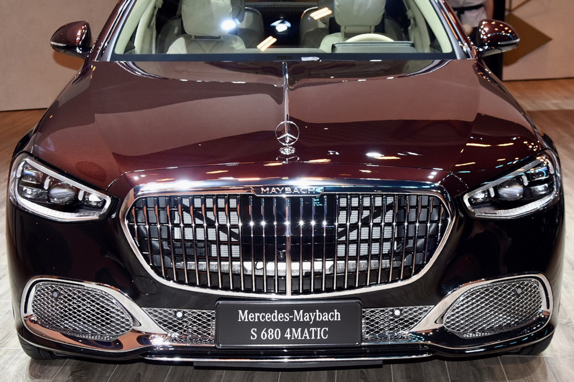 奔驰迈巴赫,酒红色搭配香槟金,优雅高贵!