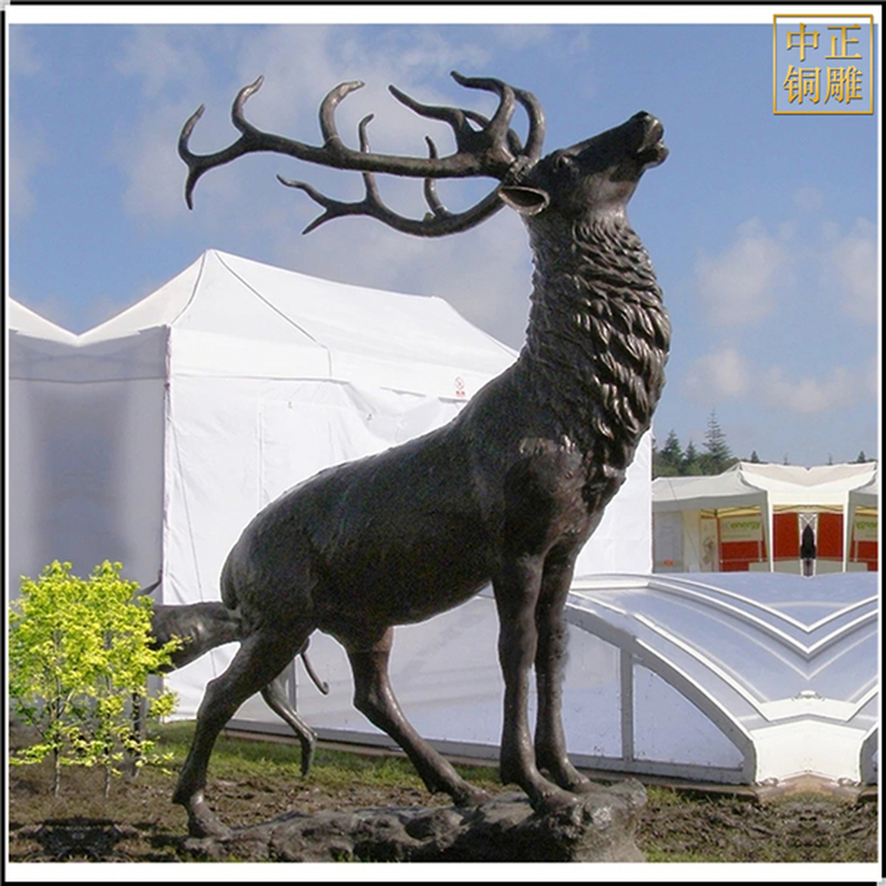 铜鹿雕塑的造型往往优雅而庄重,给人一种宁静和祥和的感觉.它的存