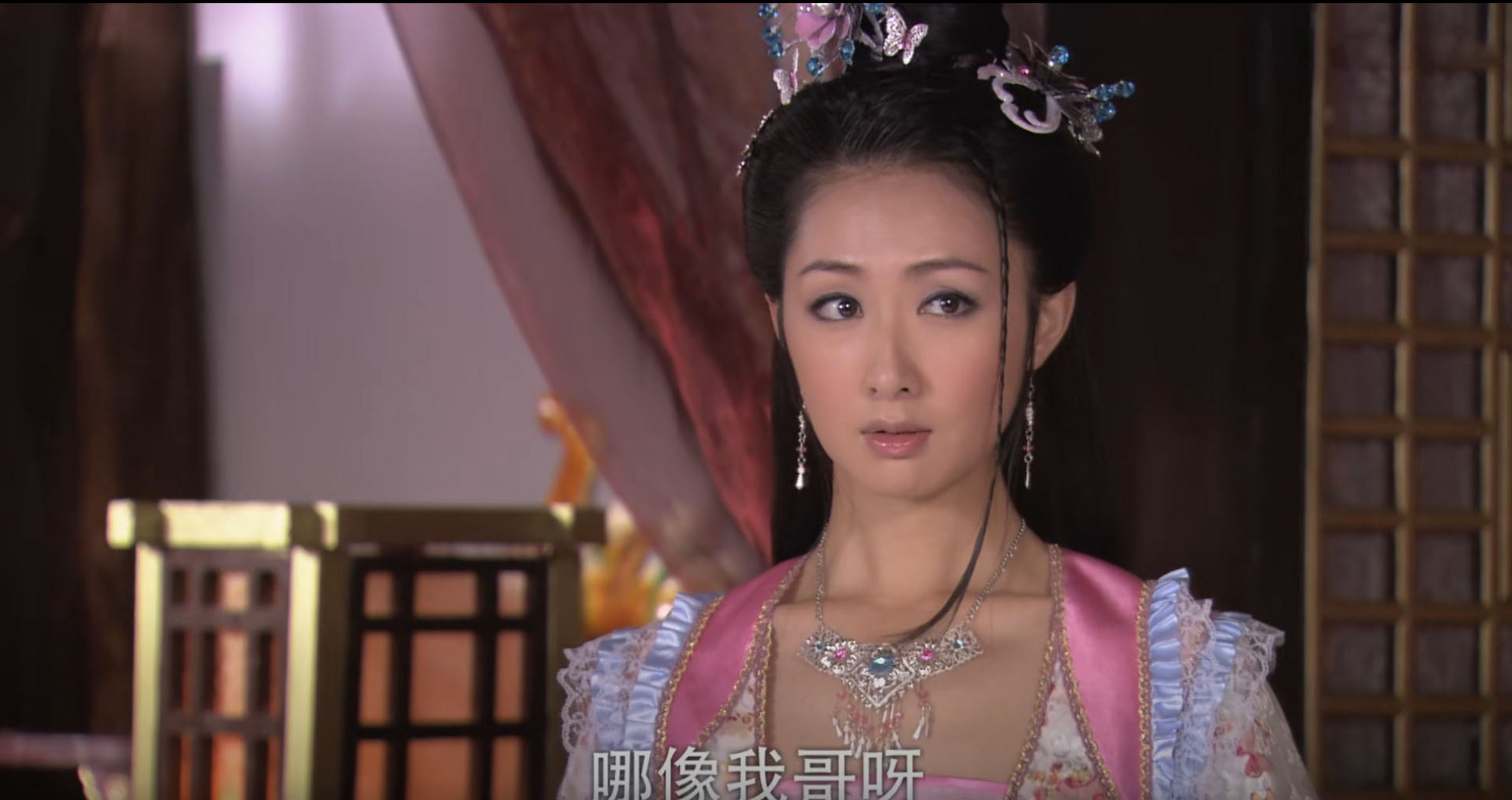 薛琪这套衣服和头饰好漂亮啊,头饰就像小时候很流行的那种蝴蝶和花朵