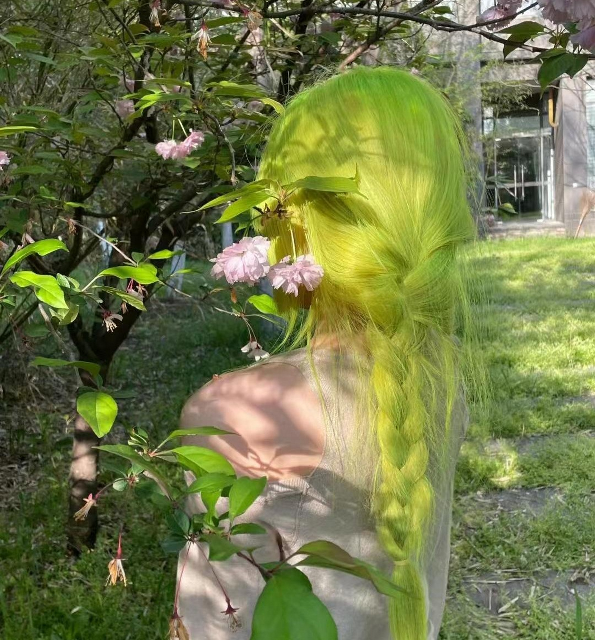 这位小姐姐搭配这一头浅绿的发色再配上这个景色,真的就像花仙子一样.