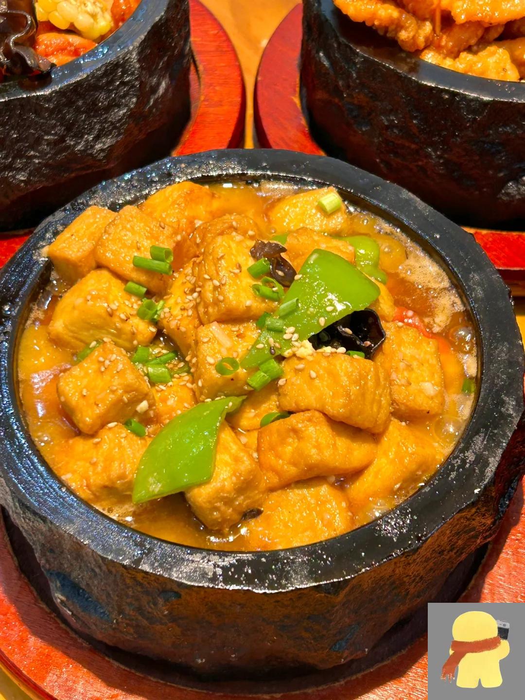 偶然发现一石锅菜,滋滋作响～ 鸡蛋豆腐,茄子都很下饭 中午来基本都