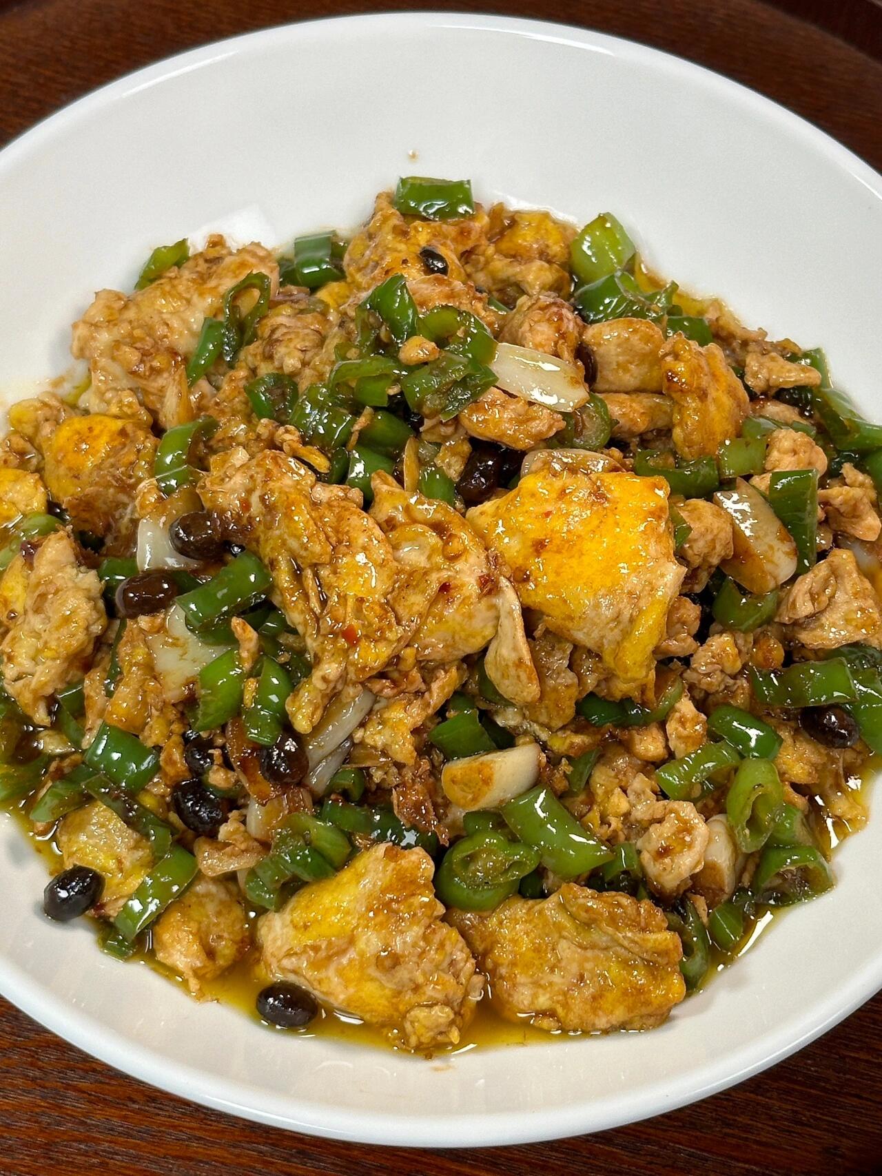 好吃是好吃就是太费米饭了 每次这样炒出来的辣椒炒鸡蛋我家孩子都