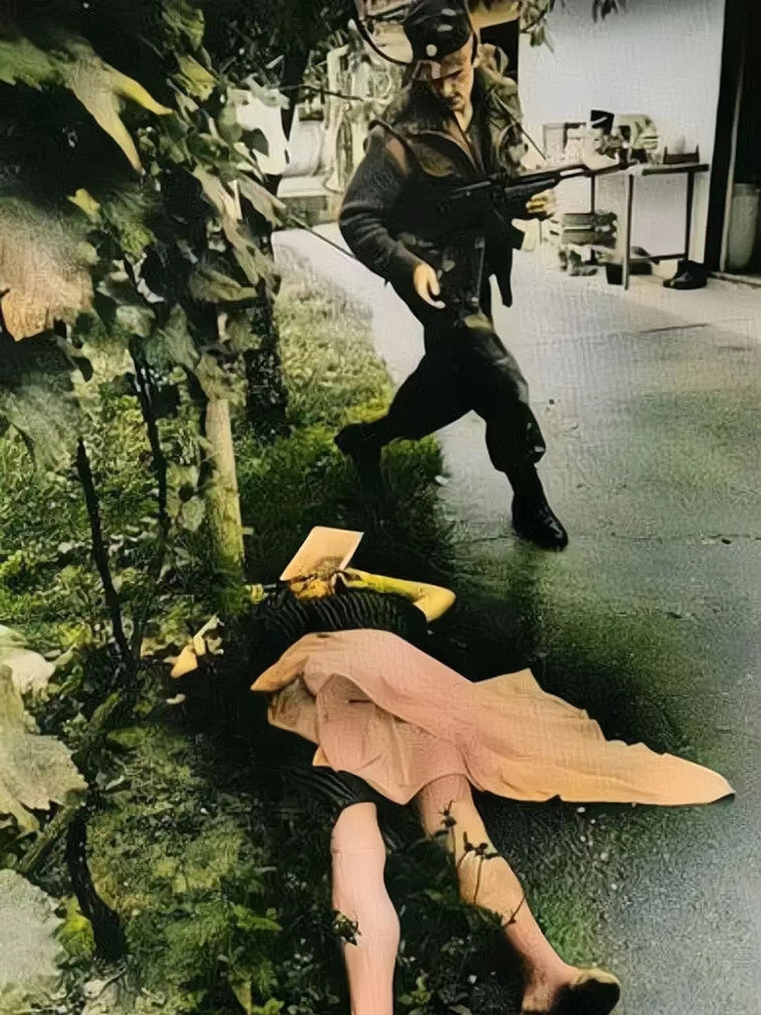 1991 年,南斯拉夫内战轰然爆发,一名女孩悲惨地躺在冰凉的街头